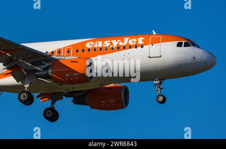 Ein Airbus A319-111 von der Billigfluggesellschaft EasyJet befindet sich im Landeanflug auf den Flughafen Zürich. Registrierung OE-LKO. (Zürich, Schwei Stockfoto