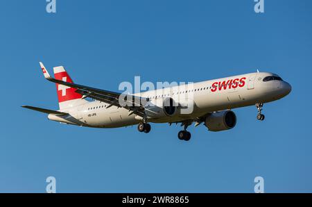 Ein Airbus A321-271NX (Airbus A321neo) von Swiss International Airlines befindet sich im Landeanflug auf den Heimatflughafen Zürich. Registrierung HB-J Stockfoto