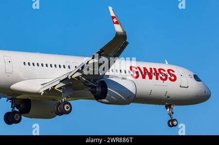 Ein Airbus A321-271NX (Airbus A321neo) von Swiss International Airlines befindet sich im Landeanflug auf den Heimatflughafen Zürich. Registrierung HB-J Stockfoto