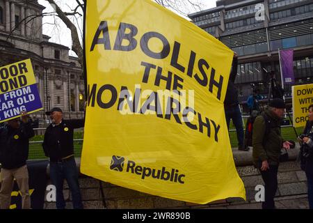 London, Großbritannien. März 2024. Anti-Monarchie-Demonstranten aus der Gruppe Republic versammeln sich vor der Westminster Abbey, als Mitglieder der königlichen Familie eintreffen, um den Commonwealth Day zu feiern. Quelle: Vuk Valcic/Alamy Live News Stockfoto