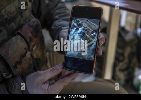 Donbass, Ukraine. März 2024. Ein Mitglied einer ukrainischen 'Leleka''-Aufklärungsdrohneneinheit der 80. Luftangriffsbrigade zeigt ein Foto eines früheren erfolgreichen Angriffs auf russische Streitkräfte an einer Position im Donbass. Drohnen sind ein wesentlicher Bestandteil der Kriegsführung, seit Russland am 24. Februar 2022 seine Invasion in der Ukraine begann. (Credit Image: © Laurel Chor/SOPA Images via ZUMA Press Wire) NUR REDAKTIONELLE VERWENDUNG! Nicht für kommerzielle ZWECKE! Stockfoto