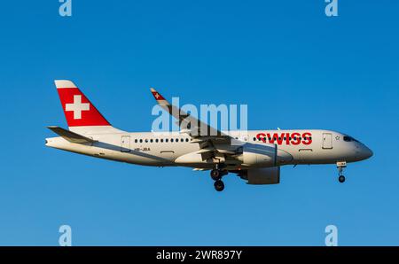 Ein Airbus A220-100 von Swiss International Airlines im Landeanflug auf den Flughafen Zürich. Registrierung HB-JBA. (Zürich, Schweiz, 08.07.2022) Stockfoto