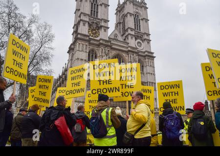 London, Großbritannien. März 2024. Anti-Monarchie-Demonstranten aus der Gruppe Republic versammeln sich vor der Westminster Abbey, als Mitglieder der königlichen Familie eintreffen, um den Commonwealth Day zu feiern. Quelle: Vuk Valcic/Alamy Live News Stockfoto