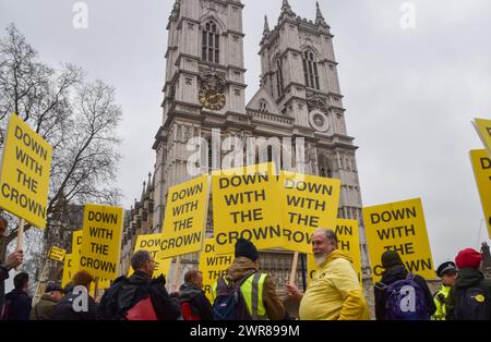 London, Großbritannien. März 2024. Anti-Monarchie-Demonstranten aus der Gruppe Republic versammeln sich vor der Westminster Abbey, als Mitglieder der königlichen Familie eintreffen, um den Commonwealth Day zu feiern. Quelle: Vuk Valcic/Alamy Live News Stockfoto