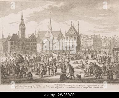 Prozession von Zünften und Aussätzigen am Kupfermontag auf dem Dam-Platz in Amsterdam, Jaarlykse Ommegang der Gildens en Leppers, am Kupfermontag in Amsterdam; beendet a[nn]o 1604 (Titel auf Objekt), Kupfermontag 1604 auf dem Dam-Platz in Amsterdam. Im Vordergrund die Prozession der Zünfte und Aussätzigen. Rechts ein Geschichtenerzähler neben einem Brett mit Bildern. Der Druck ist oben links und rechts mit den Buchstaben a bzw. c markiert., Druckerei: Simon Fokke, nach Entwurf von: Adriaen van Nieulandt (I), nach Zeichnung von: Izaak Jansz. De Wit, Niederlande, 1769, Papier, Ätzen Stockfoto