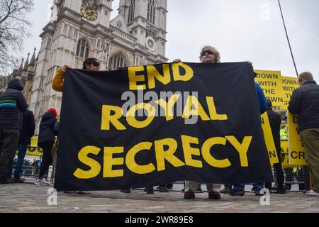 London, Großbritannien. März 2024. Anti-Monarchie-Demonstranten aus der Gruppe Republic versammeln sich vor der Westminster Abbey, als Mitglieder der königlichen Familie eintreffen, um den Commonwealth Day zu feiern. Quelle: Vuk Valcic/Alamy Live News Stockfoto