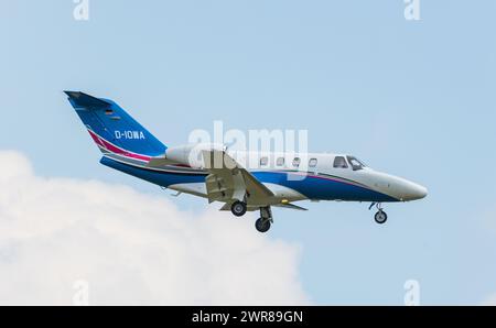 Eine Cessna 525 Citation CJ1+ der deutschen Charterfluggesellschaft Jetkontor befindet sich im Landeanflug auf den Flughafen Zürich. Registrierung D-IO Stockfoto