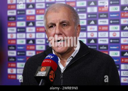 Mailand, Italien. März 2024. Italien, Mailand, 8. märz 2024: Zeljko Obradovic (Partizan-Cheftrainer) EuroLeague-Interview während des Basketballspiels EA7 Emporio Armani Milan vs Partizan Belgrad, EuroLeague 2023-24 Runde 28 (Credit Image: © Fabrizio Andrea Bertani/Pacific Press via ZUMA Press Wire) NUR REDAKTIONELLE VERWENDUNG! Nicht für kommerzielle ZWECKE! Stockfoto