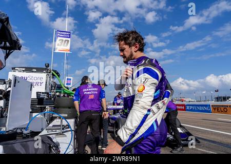 St. Petersburg, FL, USA. März 2024. PIETRO FITTIPALDI (30), Fahrer der INDYCAR-Serie aus Miami, Florida, führt mit seinen Ingenieuren und seiner Crew während des Firestone Grand Prix von St. Petersburg in St. Petersburg temporärer Kurs in St. Petersburg FL. (Credit Image: © Walter G Arce SR Grindstone Medi/ASP) NUR REDAKTIONELLE VERWENDUNG! Nicht für kommerzielle ZWECKE! Stockfoto