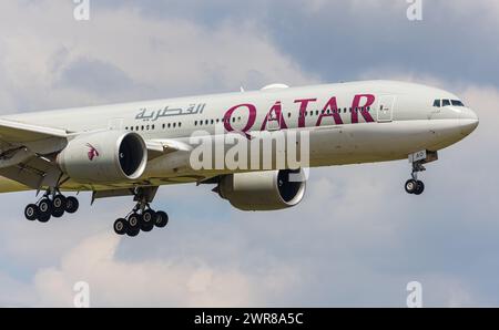 Eine Boeing 777-3DZER von Qatar Airways befindet sich im Landeanflug auf den Flughafen Zürich. Registrierung A7-BAO.(Zürich, Schweiz, 10.07.2022) Stockfoto