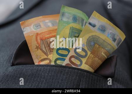 Mehrere Euro-Scheine stecken in der Tasche eines Nadelstreifenanzugs *** mehrere Euro-Banknoten in der Tasche eines Nadelstreifenanzugs Nordrhein-Westfalen Deutschland, Deutschland GMS11183 Stockfoto