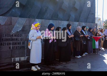 Gaziantep, Turkiye. März 2024. Gaziantep, Turkiye. 10. März 2024. In der südtürkischen Stadt Gaziantep wird ein Konvoi von fünf Lastwagen mit humanitärer Hilfe vorbereitet, der bereit ist, nach Gaza zu fahren. An der Veranstaltung nahmen der Gouverneur von Gaziantep, Kemal Ã‡eber, der Bürgermeister von Gaziantep, Fatima Åžahin, der ehemalige Justizminister und Vizepräsident der Partei für Justiz und Entwicklung, Abdulhamit GÃ¼l, sowie lokale Würdenträger und Unternehmer Teil. Andere Städte in Turkije haben auch Konvois humanitärer Hilfe vorbereitet, die in den bombardierten Gazastreifen fliegen (Credit Image: © Muhammad Stockfoto