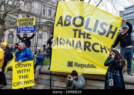 London, Großbritannien. März 2024. Antimonarchisten aus der Republik protestieren gegenüber der Westminster Abbey, wo Mitglieder der Königlichen Familie an einem Commonwealth Day-Gottesdienst teilnahmen. Die Republik ist eine britische republikanische Druckgruppe, die sich für die Ersetzung des britischen Monarchen durch ein gewähltes unpolitisches Staatsoberhaupt einsetzt. Quelle: Mark Kerrison/Alamy Live News Stockfoto