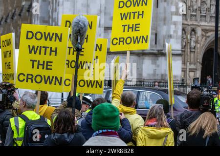 London, Großbritannien. März 2024. Antimonarchisten aus der Republik protestieren gegenüber der Westminster Abbey, als Königin Camilla zu einem Commonwealth Day-Gottesdienst eintrifft. Die Republik ist eine britische republikanische Druckgruppe, die sich für die Ersetzung des britischen Monarchen durch ein gewähltes unpolitisches Staatsoberhaupt einsetzt. Quelle: Mark Kerrison/Alamy Live News Stockfoto