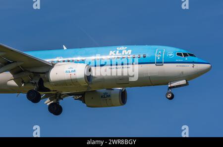 Eine Boeing 737-800 von KLM Royal Dutch Airlines im Landeanflug auf den Flughafen Zürich. Registrierung: PH-BGT. (Zürich, Schweiz, 14.05.2022) Stockfoto