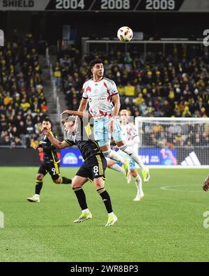 Columbus, Ohio, USA. März 2024. Allan Arigoni (27) gewinnt den Titelgewinn gegen den Mittelfeldspieler Aidan Morris (8) der Columbus Crew in Columbus, Ohio. Brent Clark/Cal Sport Media/Alamy Live News Stockfoto