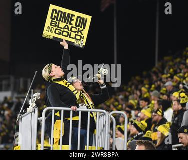 Columbus, Ohio, USA. März 2024. Eine Columbus Crew Fan bejubelt ihr Team gegen den Chicago Fire FC in ihrem Spiel in Columbus, Ohio. Brent Clark/Cal Sport Media/Alamy Live News Stockfoto