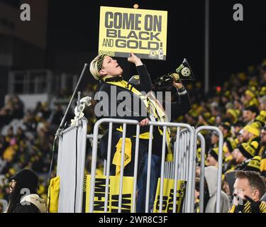 Columbus, Ohio, USA. März 2024. Eine Columbus Crew Fan bejubelt ihr Team gegen den Chicago Fire FC in ihrem Spiel in Columbus, Ohio. Brent Clark/Cal Sport Media/Alamy Live News Stockfoto