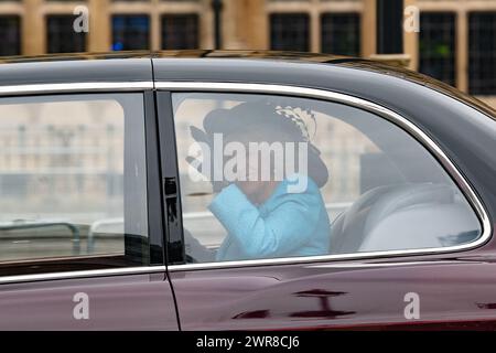 London, Großbritannien. 11. März 2024. Königin Camilla winkt Mitgliedern der Anti-Monarchie-Kampagne Republic zu, die vor Westminster Abbey protestieren, als sie mit dem Auto ankommt, um am Commonwealth Day Service teilzunehmen. Quelle: Ron Fassbender/Alamy Live News Stockfoto