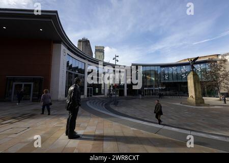 Die Skulptur „stehender Mann“ im Stadtzentrum von Woking in Surrey, England, wurde aufgrund der glänzenden Metropole in Großbritannien auch „Singapur von Surrey“ genannt Stockfoto