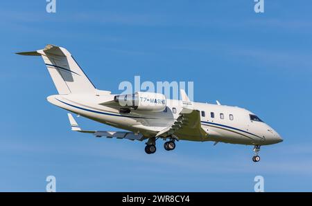 Ein Bombardier Challenger 650 von Orascom Aviation im Landeanflug auf den Flughafen Zürich. Registrierung T7-MASHI. (Zürich, Schweiz, 14.05.2022) Stockfoto