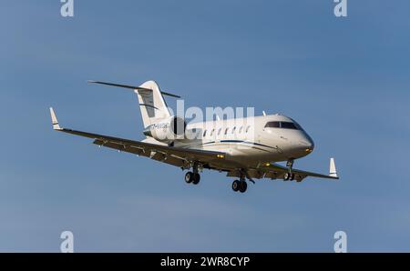 Ein Bombardier Challenger 650 von Orascom Aviation im Landeanflug auf den Flughafen Zürich. Registrierung T7-MASHI. (Zürich, Schweiz, 14.05.2022) Stockfoto