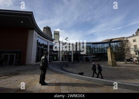 Die Skulptur „stehender Mann“ im Stadtzentrum von Woking in Surrey, England, wurde aufgrund der glänzenden Metropole in Großbritannien auch „Singapur von Surrey“ genannt Stockfoto