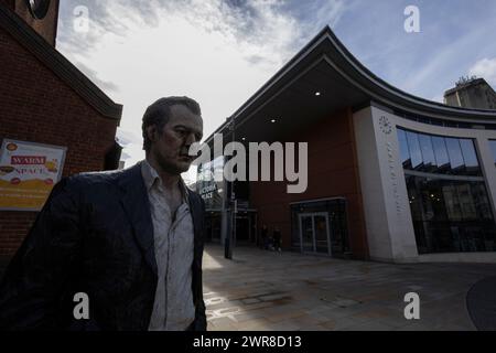 Die Skulptur „stehender Mann“ im Stadtzentrum von Woking in Surrey, England, wurde aufgrund der glänzenden Metropole in Großbritannien auch „Singapur von Surrey“ genannt Stockfoto