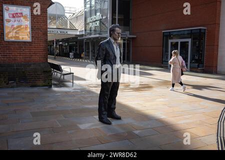 Die Skulptur „stehender Mann“ im Stadtzentrum von Woking in Surrey, England, wurde aufgrund der glänzenden Metropole in Großbritannien auch „Singapur von Surrey“ genannt Stockfoto