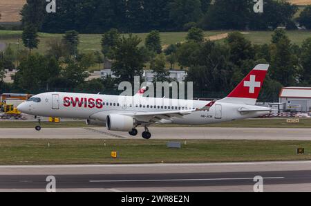 Vor einem heftigen Gewitterfront landet ein Airbus A220-300 von Swiss International Airlines auf der Piste 28 des Flughafen Zürich. Registrierung HB-JC Stockfoto