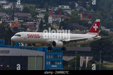 Vor einem heftigen Gewitterfront landet ein Airbus A321-271NX (Airbus A321neo) von Swiss International Airlines auf der Piste 28 des Flughafen Zürich. Stockfoto