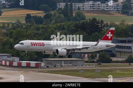 Vor einem heftigen Gewitterfront landet ein Airbus A321-271NX (Airbus A321neo) von Swiss International Airlines auf der Piste 28 des Flughafen Zürich. Stockfoto