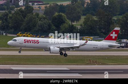 Vor einem heftigen Gewitterfront landet ein Airbus A321-271NX (Airbus A321neo) von Swiss International Airlines auf der Piste 28 des Flughafen Zürich. Stockfoto