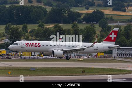 Vor einem heftigen Gewitterfront landet ein Airbus A321-271NX (Airbus A321neo) von Swiss International Airlines auf der Piste 28 des Flughafen Zürich. Stockfoto