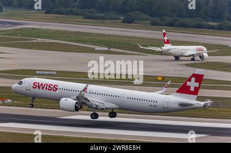 Vor einem heftigen Gewitterfront landet ein Airbus A321-271NX (Airbus A321neo) von Swiss International Airlines auf der Piste 28 des Flughafen Zürich. Stockfoto