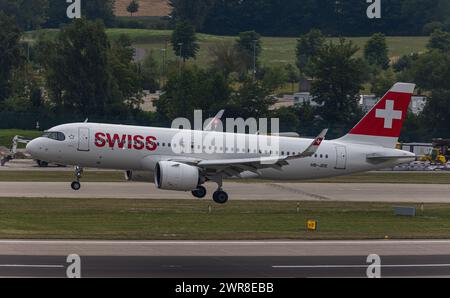 Vor einem hefitgen Gewitterfront landet ein Airbus A320-271N (Airbus A320neo) von Swiss International Airlines auf dem Flughafen Zürich. (Zürich, Schw Stockfoto