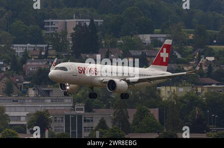 Vor einem hefitgen Gewitterfront landet ein Airbus A320-271N (Airbus A320neo) von Swiss International Airlines auf dem Flughafen Zürich. (Zürich, Schw Stockfoto
