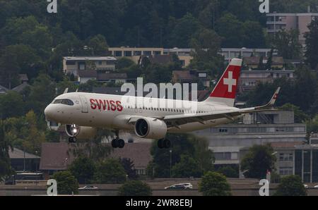 Vor einem hefitgen Gewitterfront landet ein Airbus A320-271N (Airbus A320neo) von Swiss International Airlines auf dem Flughafen Zürich. (Zürich, Schw Stockfoto