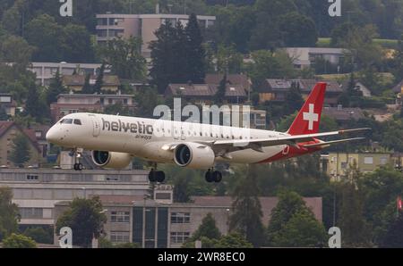 Vor einem heftigen Gewitterfront landet ein Embraer 190-E2 von Helvetic Airways auf dem Flughafen Zürich. Registrierung HB-AZJ. (Zürich, Schweiz, 20,07 Stockfoto