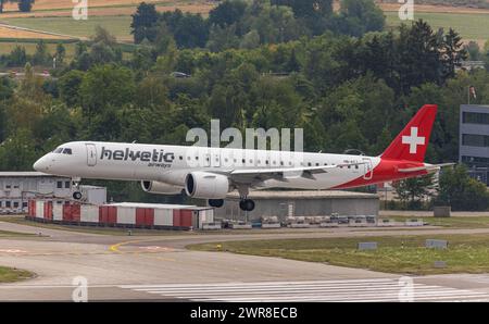 Vor einem heftigen Gewitterfront landet ein Embraer 190-E2 von Helvetic Airways auf dem Flughafen Zürich. Registrierung HB-AZJ. (Zürich, Schweiz, 20,07 Stockfoto