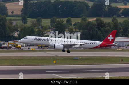 Vor einem heftigen Gewitterfront landet ein Embraer 190-E2 von Helvetic Airways auf dem Flughafen Zürich. Registrierung HB-AZI. (Zürich, Schweiz, 20,07 Stockfoto