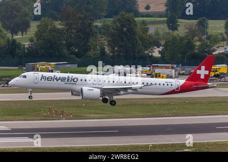 Vor einem heftigen Gewitterfront landet ein Embraer 190-E2 von Helvetic Airways auf dem Flughafen Zürich. Registrierung HB-AZJ. (Zürich, Schweiz, 20,07 Stockfoto