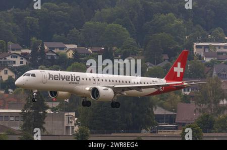 Vor einem heftigen Gewitterfront landet ein Embraer 190-E2 von Helvetic Airways auf dem Flughafen Zürich. Registrierung HB-AZI. (Zürich, Schweiz, 20,07 Stockfoto