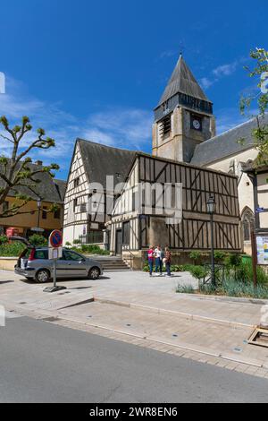 Europa, Frankreich, Region Centre-Val de Loire, Aubigny-sur-Nère, Kirche St. Martin (Eglise Saint-Martin de Aubigny-sur-Nère) ab Rue des Dames Stockfoto