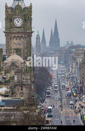 Edinburgh, Schottland, Vereinigtes Königreich, 11. März 2024. Wetter in Großbritannien: Dreich bewölktes, nasses, feuchtes Wetter in der Hauptstadt. Ein kalter, feuchter Dunst hängt über dem Stadtzentrum mit der Balmoral-Uhr und Verkehr mit einer Straßenbahn und Bussen auf der Princes Street. Quelle: Sally Anderson/Alamy Live News Stockfoto