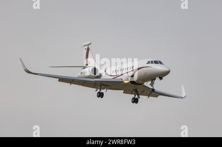 Ein Dassault Falcon 2000LX von TAG Aviation Malta befindet sich im Landeanflug auf den Flughafen Zürich. Registrierung 9H-JSB. (Zürich, Schweiz, 10.05. Stockfoto