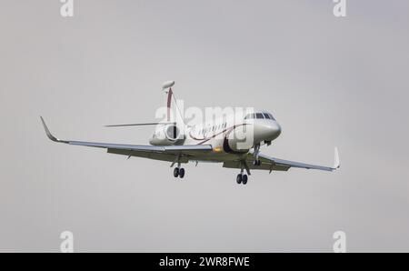 Ein Dassault Falcon 2000LX von TAG Aviation Malta befindet sich im Landeanflug auf den Flughafen Zürich. Registrierung 9H-JSB. (Zürich, Schweiz, 10.05. Stockfoto