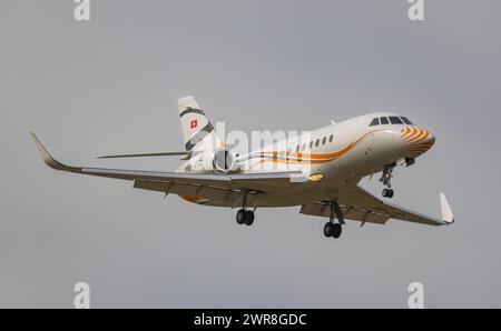 Ein Dassault Falcon 2000S eine private Besitzers befindet sich im Landeanflug auf den Flughafen Zürich. Registrierung HB-JTC. (Zürich, Schweiz, 10.05. Stockfoto