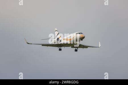 Ein Dassault Falcon 2000S eine private Besitzers befindet sich im Landeanflug auf den Flughafen Zürich. Registrierung HB-JTC. (Zürich, Schweiz, 10.05. Stockfoto