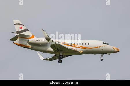 Ein Dassault Falcon 2000S eine private Besitzers befindet sich im Landeanflug auf den Flughafen Zürich. Registrierung HB-JTC. (Zürich, Schweiz, 10.05. Stockfoto